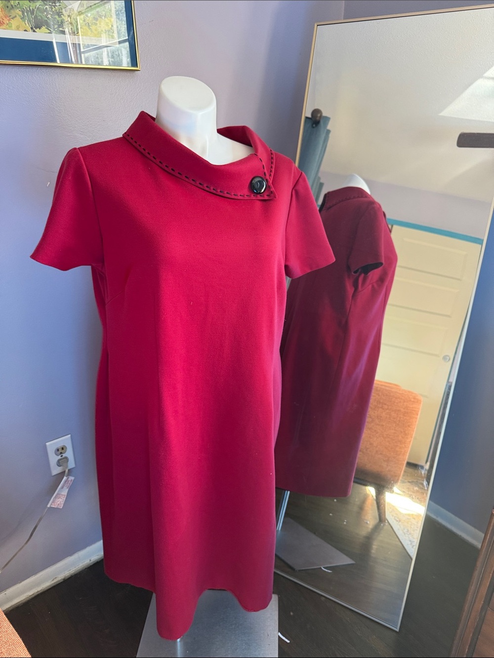 Elegant Red Short-Sleeve Shift Dress with Decorative Collar